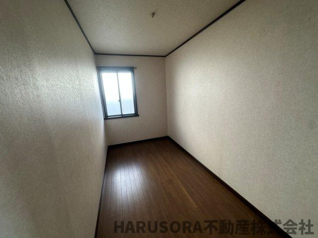 寝屋川市成田東が丘2階建の洋室