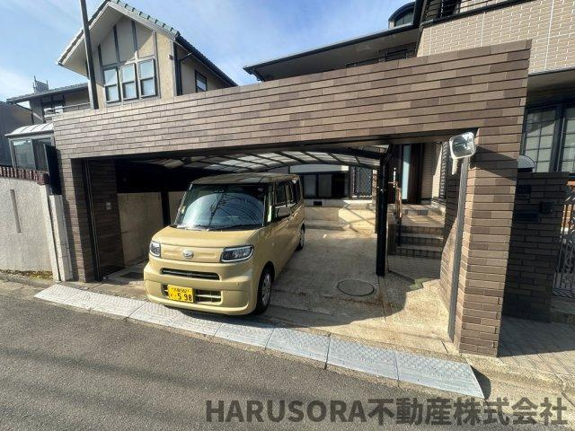 寝屋川市成田東が丘2階建の駐車場