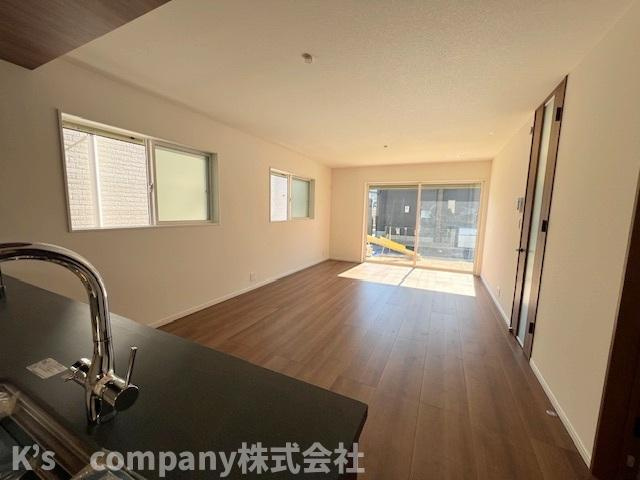 茅ヶ崎市松が丘1丁目　新築戸建　１号棟の居間・リビング|キッチンからみたリビングスペース♪◇◇