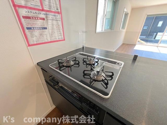茅ヶ崎市松が丘1丁目　新築戸建　１号棟のキッチン|同時進行ができる3口コンロ♪