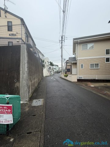 伊勢原市桜台1丁目　中古戸建の前面道路含む現地写真