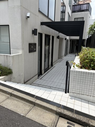 神宮前COURTⅡのエントランス