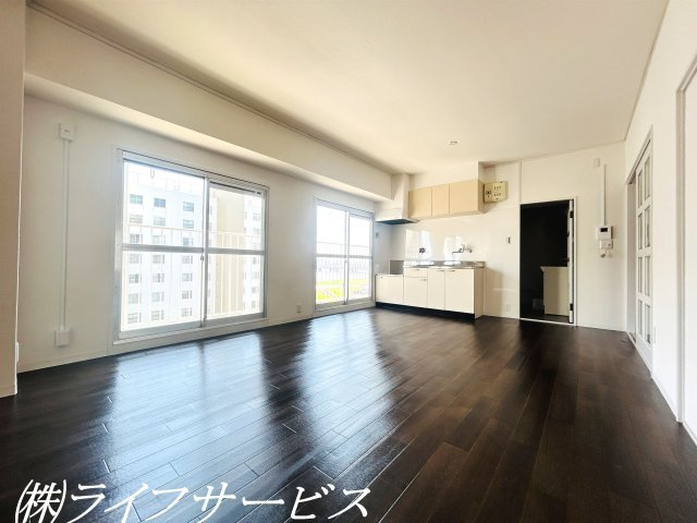 【居間・リビング】 | 新北野コーポＢ棟 | 室内リフォーム済なのですぐにお住まい頂けます！東南向きの陽当り良好のお部屋です！収益物件としてもおすすめです！