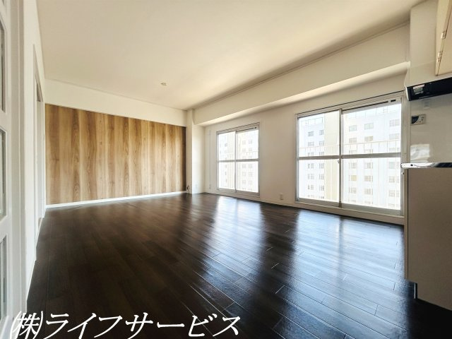 【居間・リビング】 | 新北野コーポＢ棟 | 室内リフォーム済なのですぐにお住まい頂けます！東南向きの陽当り良好のお部屋です！収益物件としてもおすすめです！