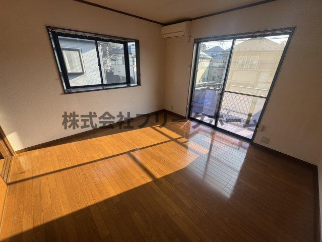 三鷹市井の頭１丁目のアパートの居間・リビング