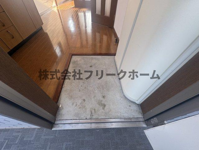 三鷹市井の頭１丁目のアパートの玄関