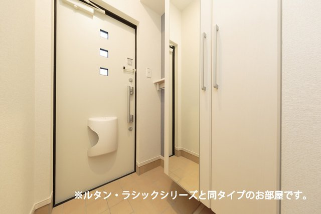 ゴールド　ティアラの玄関