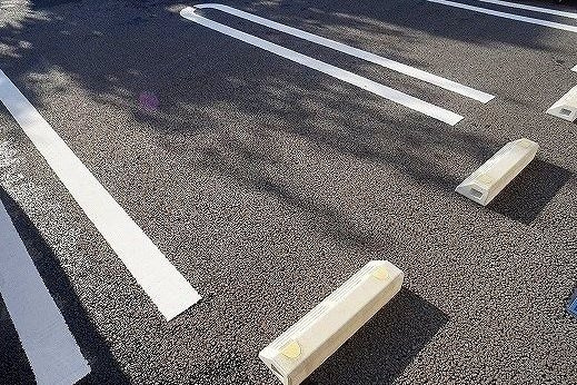 ゴールド　ティアラの駐車場