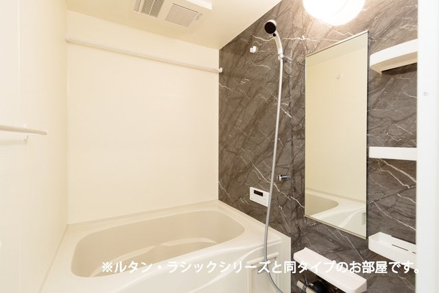 ゴールド　ティアラの浴室