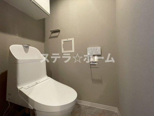 財形第3新大阪ハイツのトイレ|落ち着いた色調のトイレです