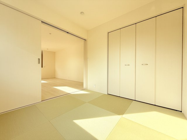 小美玉市清風台団地第6　新築戸建の和室|家具や小物を合わせやすいシンプルデザイン♪
広さや日当たりなど、写真では伝えきれない部分を現地で確認してみませんか？