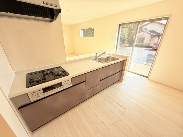 小美玉市清風台団地第6　新築戸建のキッチン|家族とのコミュニケーションや小さいお子さんの様子を見守りながら安心して料理ができます。洗練されたスタイリッシュなデザインと使い勝手を追求した設備、豊富な収納力も大満足です。