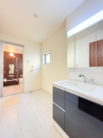 小美玉市清風台団地第6　新築戸建の独立洗面台|収納力と機能性に優れたお手入れラクラクのゆったりとした洗面台で、朝の忙しい時間でも身支度準備がスムーズです。