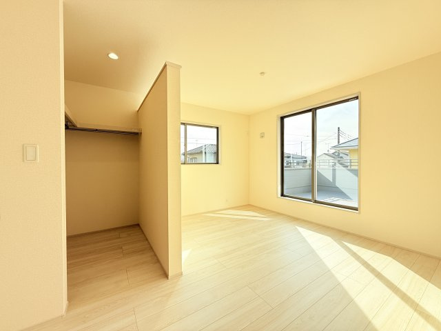 小美玉市清風台団地第6　新築戸建の洋室|家具や小物を合わせやすいシンプルデザイン♪
広さや日当たりなど、写真では伝えきれない部分を現地で確認してみませんか？