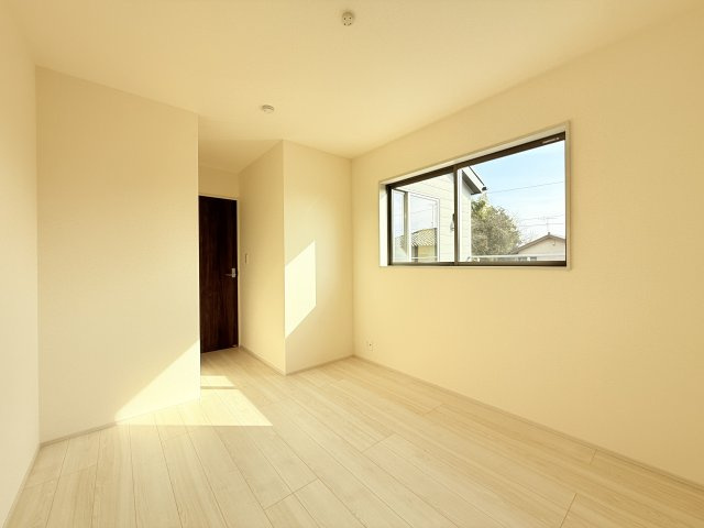 小美玉市清風台団地第6　新築戸建の洋室|家具や小物を合わせやすいシンプルデザイン♪
広さや日当たりなど、写真では伝えきれない部分を現地で確認してみませんか？