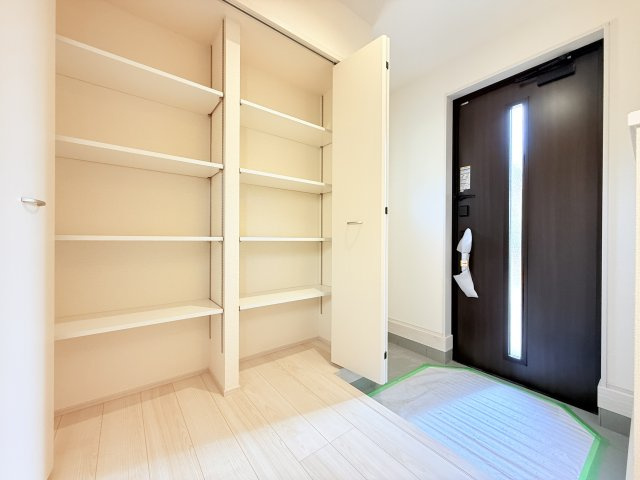 小美玉市清風台団地第6　新築戸建の玄関|靴をまとめて保管できるシューズボックス。綺麗に整頓された玄関で来客者を気持ちよく招きませんか？