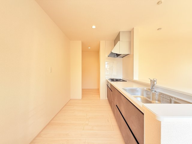 小美玉市清風台団地第6　新築戸建のキッチン|家族とのコミュニケーションや小さいお子さんの様子を見守りながら安心して料理ができます。洗練されたスタイリッシュなデザインと使い勝手を追求した設備、豊富な収納力も大満足です。