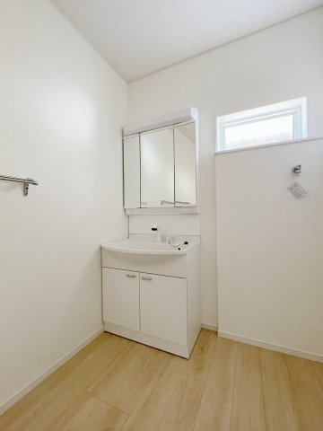 新築戸建・新築建売　伊勢崎市田部井町第9　あずま東小学校・あずま中学校の独立洗面台