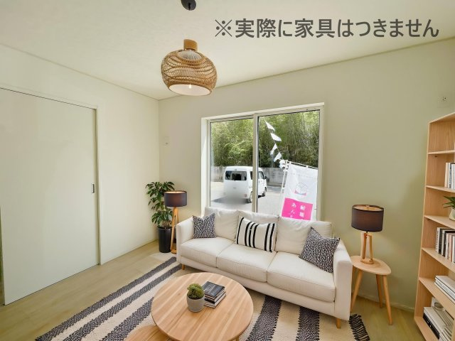 新築戸建・新築建売　伊勢崎市田部井町第9　あずま東小学校・あずま中学校の居間・リビング|画像はバーチャルホームステージングの加工による演出で、実際の家具は付きません。