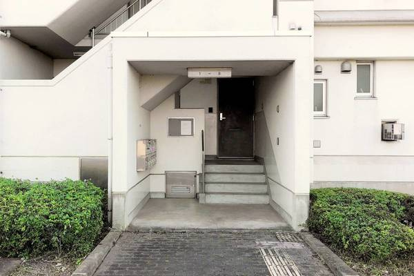 ビレッジハウス深谷1号棟のエントランス
