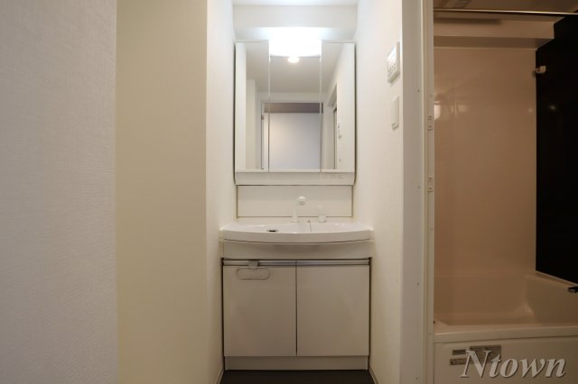 【独立洗面台】 | lives residence 太閤通 | 朝の支度にも助かる、独立の洗髪洗面化粧台