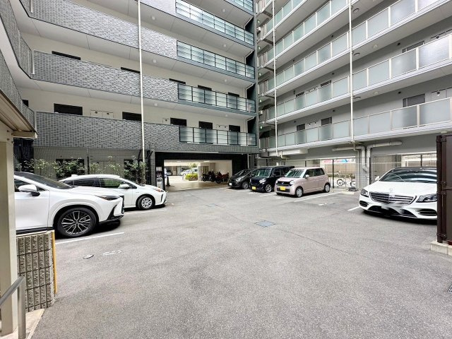プレサンス新大阪ザ・シティの駐車場
