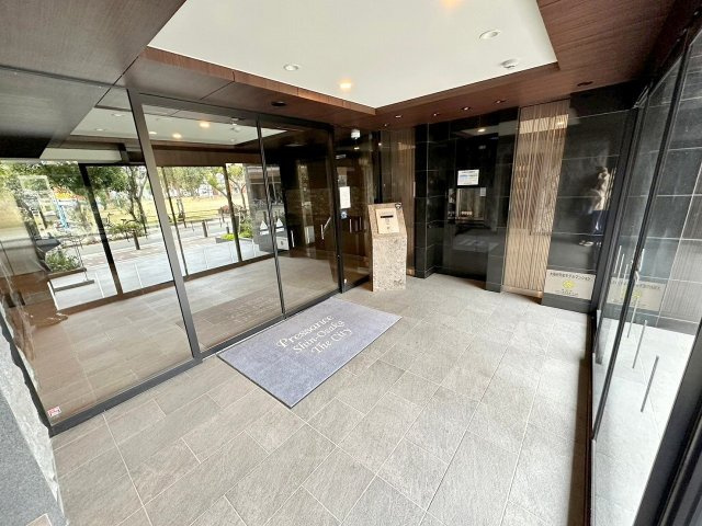 プレサンス新大阪ザ・シティのエントランス