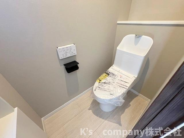 茅ヶ崎市松が丘1丁目　新築戸建　7号棟のトイレ|白を基調としたアクセントクロスのおしゃれなトイレ◇