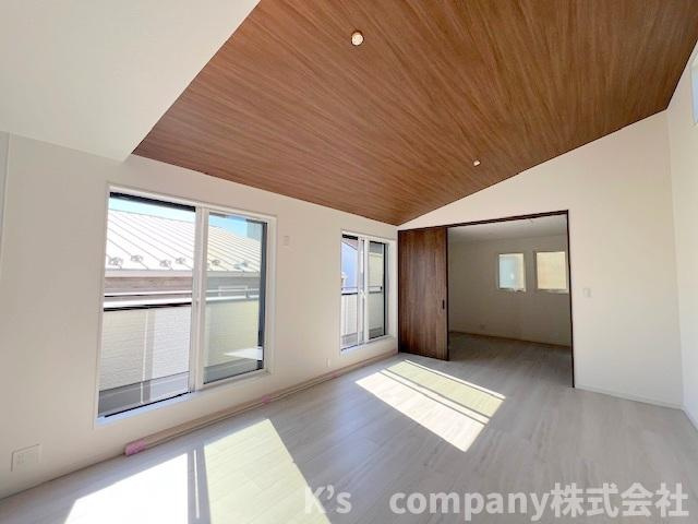 茅ヶ崎市松が丘1丁目　新築戸建　7号棟の居間・リビング|2階リビングスペースはゆったりとした広さの17.5帖◇