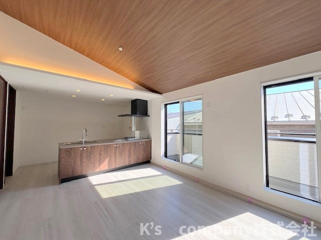 茅ヶ崎市松が丘1丁目　新築戸建　7号棟の居間・リビング|広い窓からは明るい日差しが差し込む心地の良い憩いの空間♪
