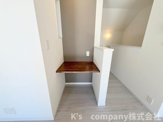 茅ヶ崎市松が丘1丁目　新築戸建　7号棟の玄関|リビングの一角にワークスペース付き☆