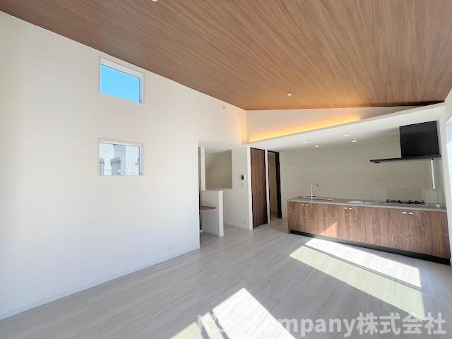 茅ヶ崎市松が丘1丁目　新築戸建　7号棟の居間・リビング|天井に木目調の優しい色合いが優しい印象のリビングにしてくれています♪