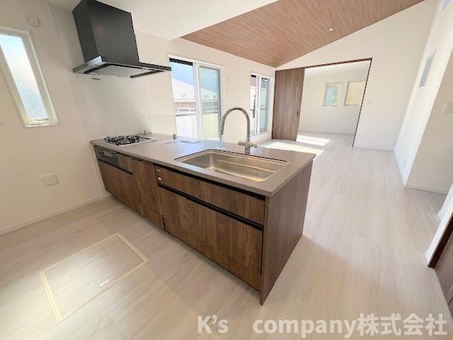 茅ヶ崎市松が丘1丁目　新築戸建　7号棟のキッチン|自然とご家族が集まるカウンタ―キッチン☆