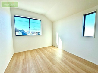 【洋室】 | 小学校3分　保育所3分　ドラッグストア1分　早稲田　6号棟 | 同タイプ