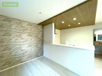 【居間・リビング】 | 小学校3分　保育所3分　ドラッグストア1分　早稲田　6号棟 | 同タイプ