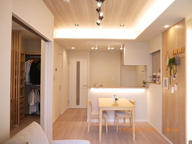 【居間・リビング】 | ルジェンテ南大塚 | 居心地のいい暮らしには欠かせない眩い採光。ゆったりとした幅の窓からこの空間に降り注ぐ採光が絶えません。