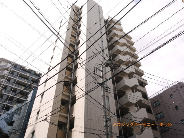【外観】 | ルジェンテ南大塚 | 陽光浴びる外観がシンプルな外観をより際立たせ、人々の記憶に存在感を植え付けます。