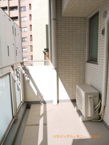 【バルコニー】 | ルジェンテ南大塚 | バルコニー面、壁一面の掃き出し窓からたくさんの陽の光が入ってまいります！