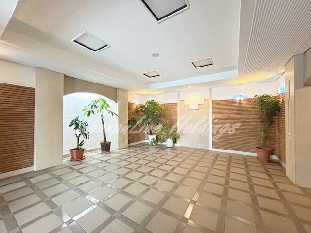 茅ヶ崎市小和田３丁目の賃貸マンションのエントランス