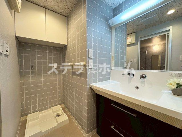 ライオンズマンション千里丘ガーデンシティの独立洗面台|独立洗面台、小物を置くことができて便利です