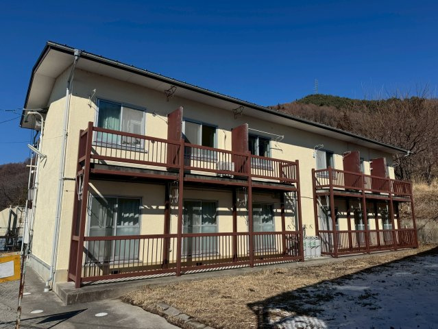 諏訪市　二棟一括アパートの外観