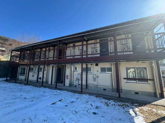 諏訪市　二棟一括アパートの外観