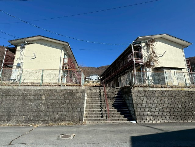 諏訪市　二棟一括アパートの外観