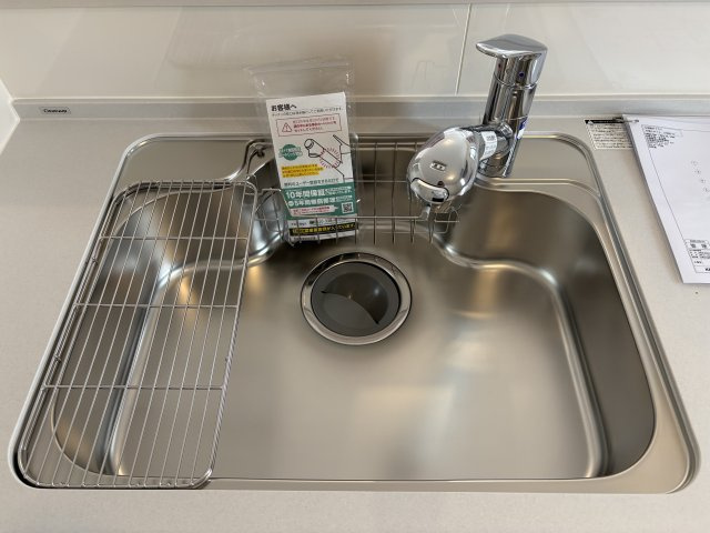 LIGARE-リガーレ　若松区西園町1期のキッチン|食器洗い乾燥機付き・レンジ下やキッチンカウンターの下部は、調理器具や調味料などがすっぽり収まり、出し入れも簡単なスライド収納となっています。