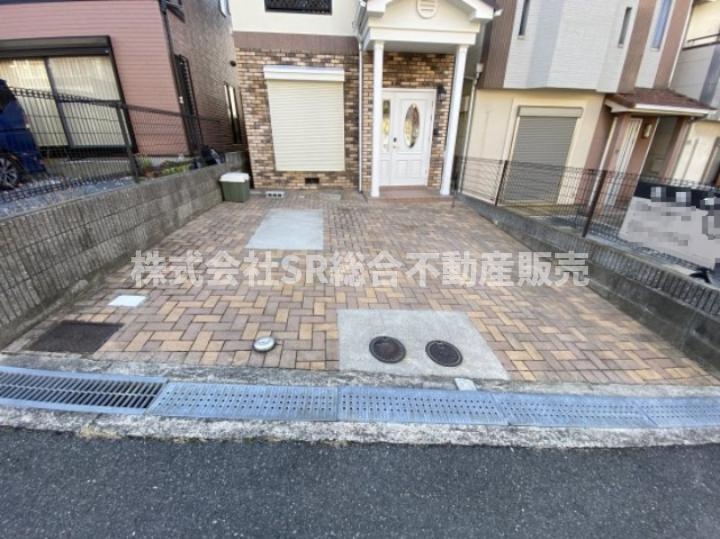 日下町1丁目中古戸建の駐車場|お車をお持ちの方には必要な駐車場は駐車スペース2台分有（車種による）♪ご夫婦で1台ずつ所有、来客時にも便利です！