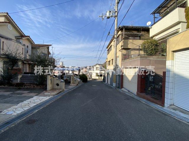 日下町1丁目中古戸建の前面道路含む現地写真|前面道路含む現地写真です。前面道路5.7ｍです！