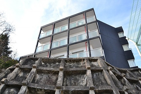 Dcourt六甲（旧ドミトリー阪急六甲）の外観