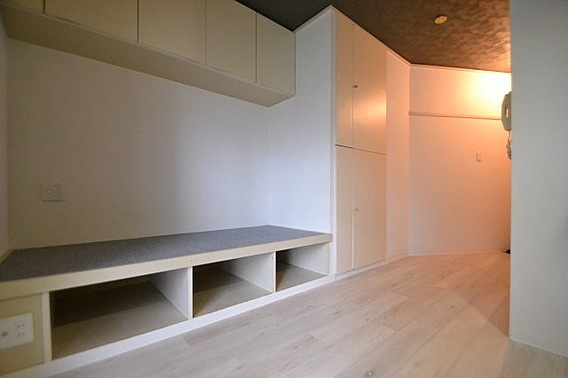 Dcourt六甲（旧ドミトリー阪急六甲）の居間・リビング