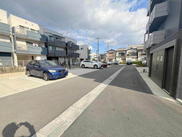 プレサンスブルーム東三国の駐車場