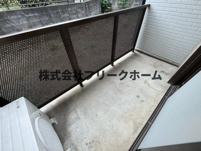三鷹市井の頭１丁目のアパートのバルコニー